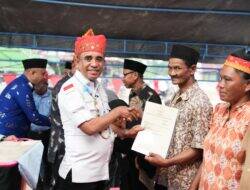 Gubernur Serahkan SHM  Warga Transmigrasi Kancu’u