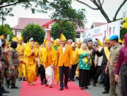 Gubernur dan Wagub Sulteng Disambut Adat pada Upacara HUT ke-47 Kota Palu