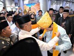 Gubernur Anwar Hafid Sambut Menag Nasaruddin Umar  dengan Prosesi Adat Kaili