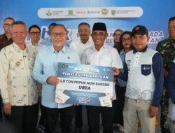 Gubernur Anwar Hafid dan Menko Pangan Zulkifli Hasan Serahkan Bantuan Pupuk untuk Petani Sigi