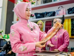 Hadiri Puncak HUT Dekranas ke-46, Sry Nirwanti Bahasoan Promosikan Produk Unggulan Sulteng